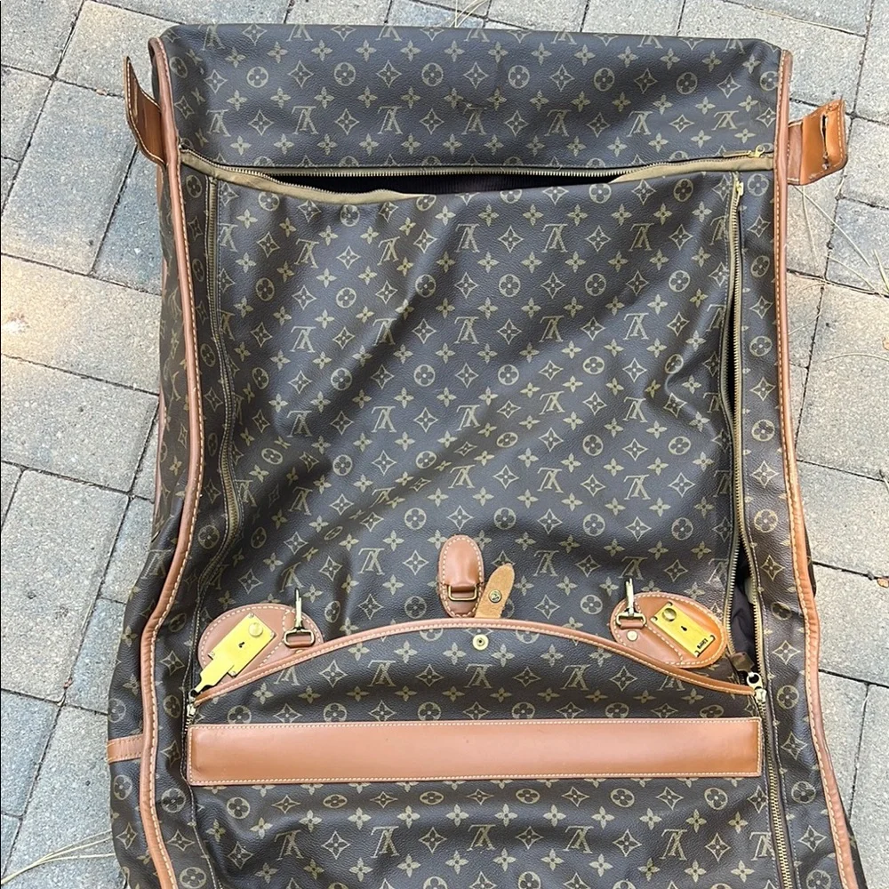 Louis Vuitton Brown Duffel Bag with Classic Design - Picture 6 of 12